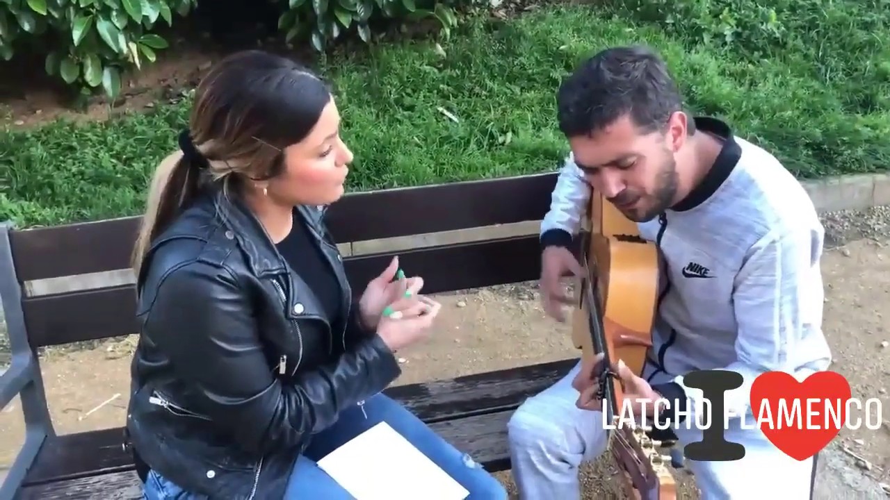 El sebas de la calle cantando con su novia