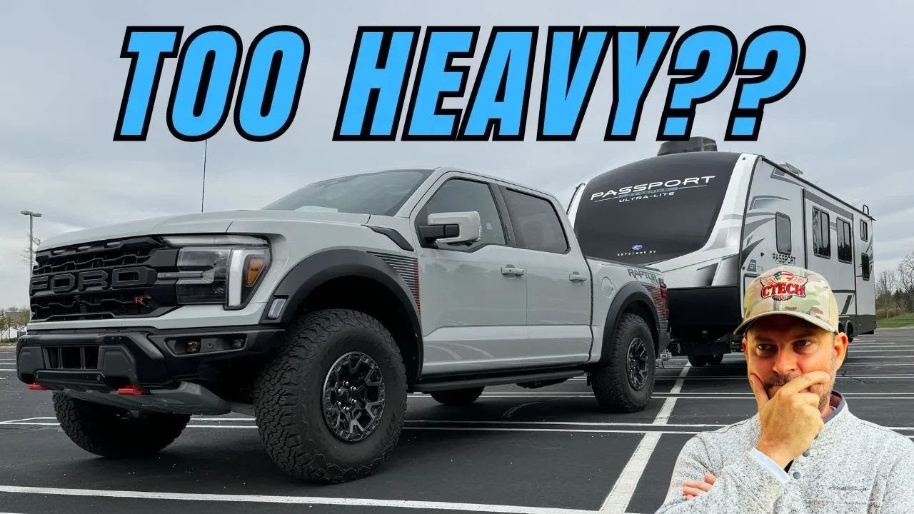 Первые впечатления от буксировки прицепа Ford F-150 Raptor R MPG 2025 года с черно-белым распреде...