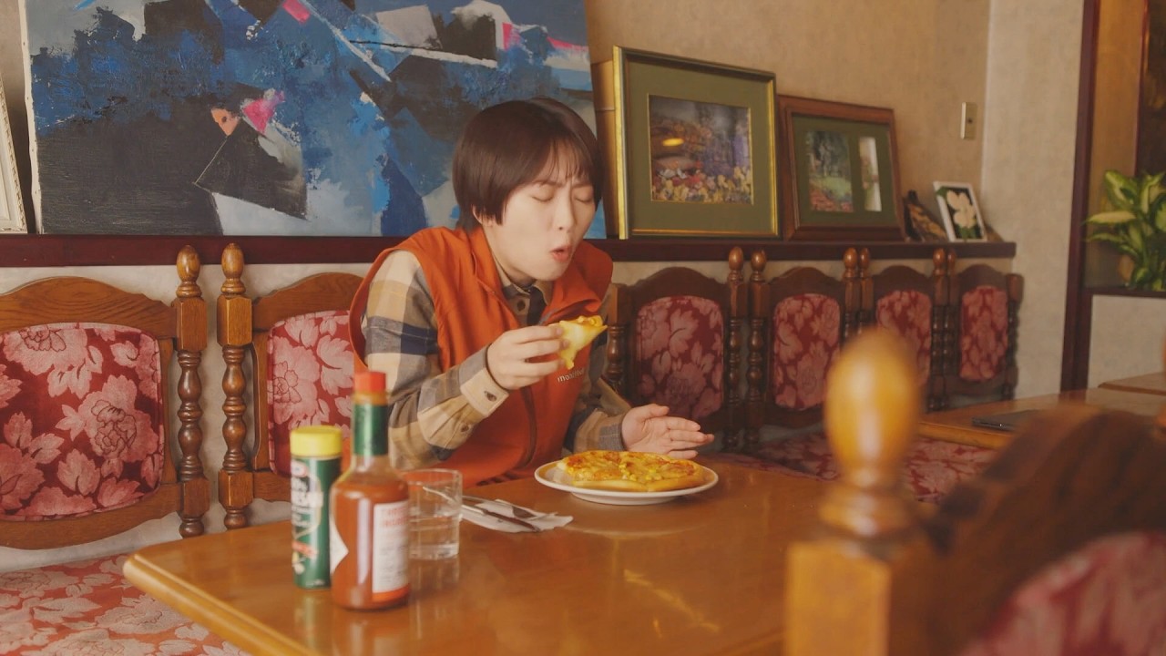 馋人美食片，可爱女孩爬山后走进饭馆，披萨意面一顿造，还真挺地道