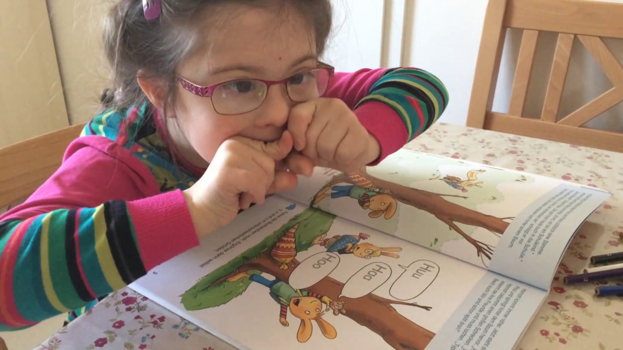 Jolina versucht zu lesen