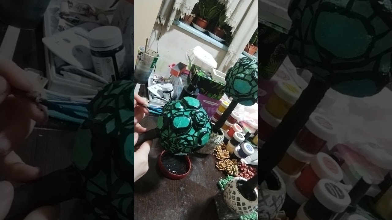 Подобие треснувшей плитки на поверхности кроны