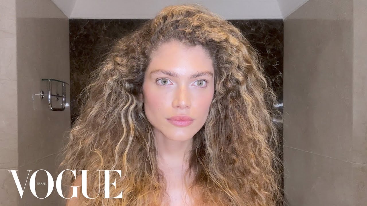 Valentina Sampaio mostra técnica para cachos definidos e maquiagem sem máscara de cílios