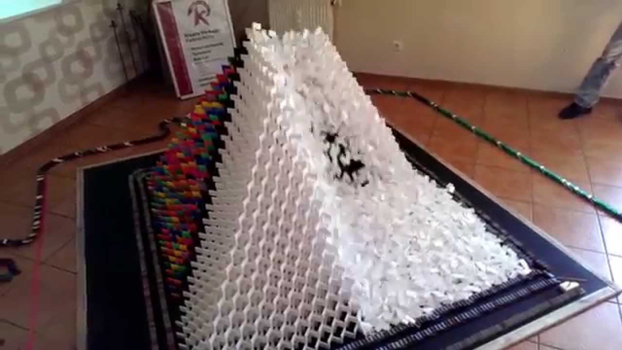 Guinness World Record - 3D Pyramid (28x28) 15022 Dominoes