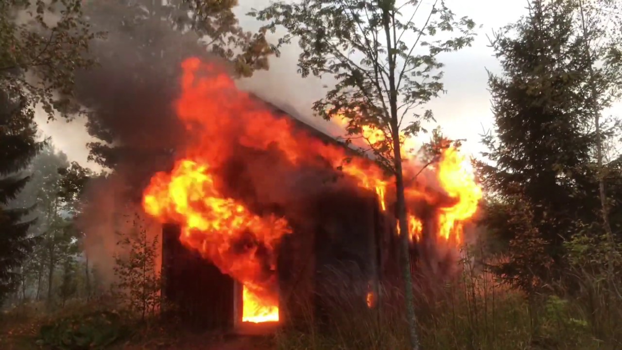 Miten VPK toimii, kun tulee hälytys? PI461 lähtee rakennuspaloon.