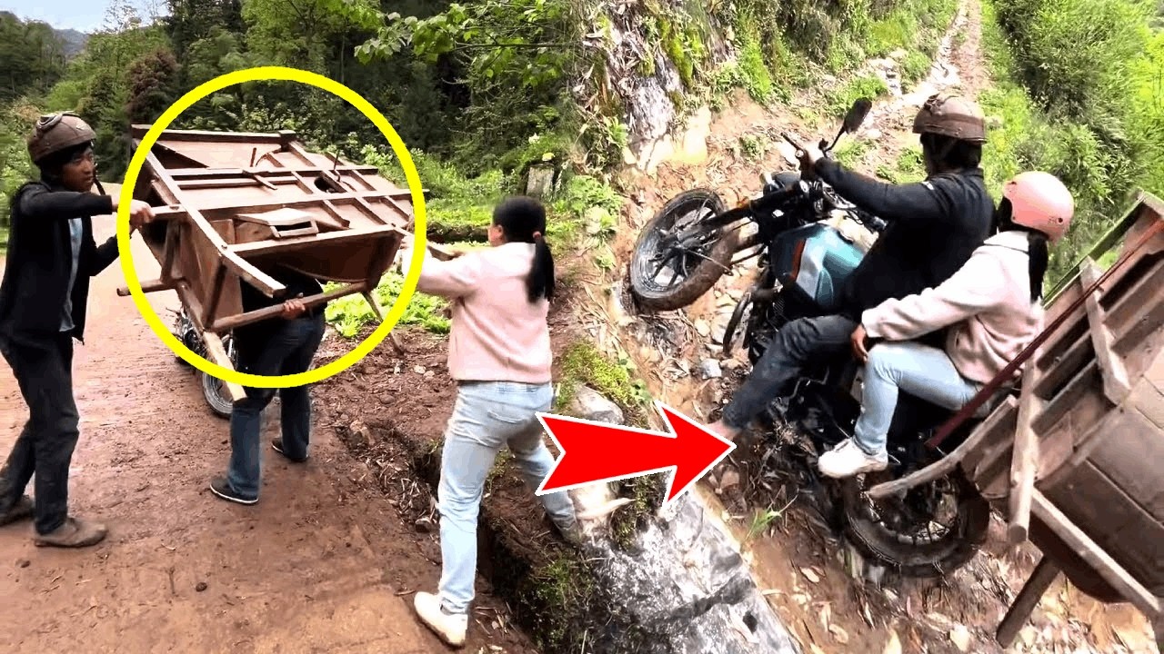 Молодой человек на мотоцикле помог жителям деревни перевезти негабаритный деревянный каркас.