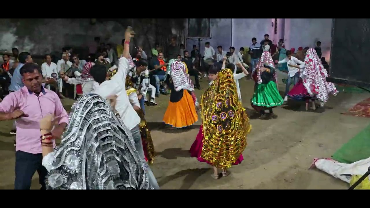Holi rasiya holi khalan aayo ri mero deveriya