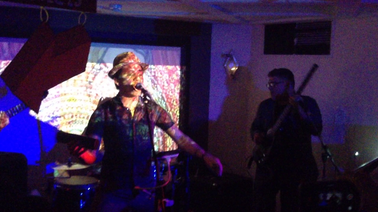 Johnny Ronald with &uml;los perlas&uml;tema:marcha in Tivoli bar, Dublin