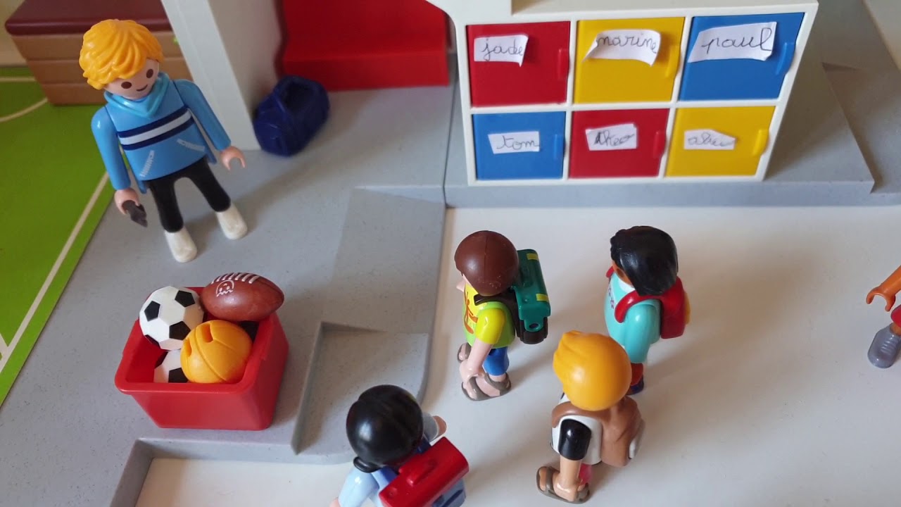 Chloé en français présente une histoire Playmobil : une journée à l école ( pour Josué)
