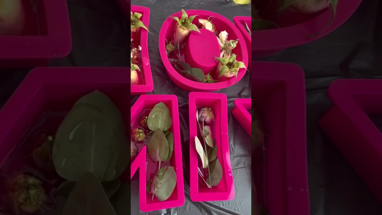 Difference between silica gel crystals dried and air dried flowers