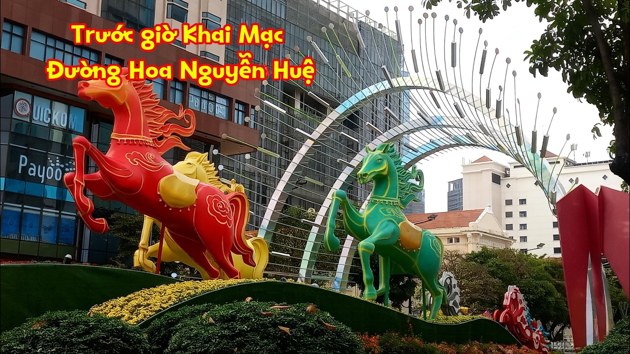 NGƯỜI SÀI GÒN ĐỔ VỀ ĐƯỜNG HOA NGUYỄN HUỆ TRƯỚC GIỚ KHAI MẠC TRƯA 28 TẾT