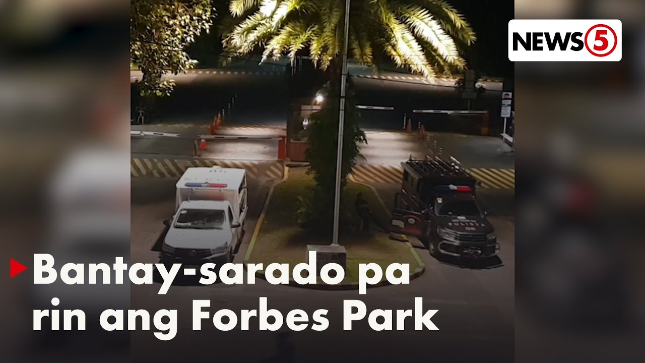 Ilang pulis, makikitang nakaantabay sa Forbes Park Buendia Gate sa Makati gabi ng Linggo, Oct. 12