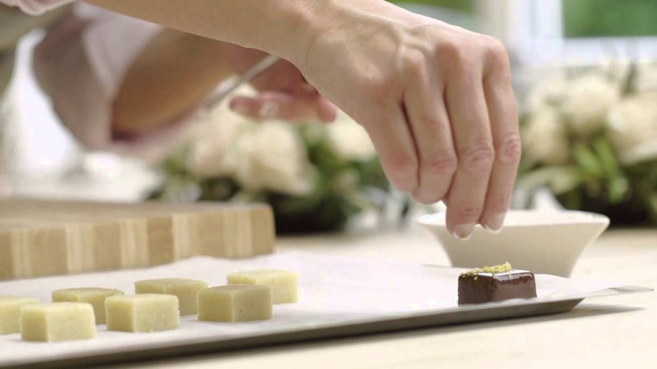 Sådan laver du chokoladeovertrukket marcipan I Mette Blomsterberg