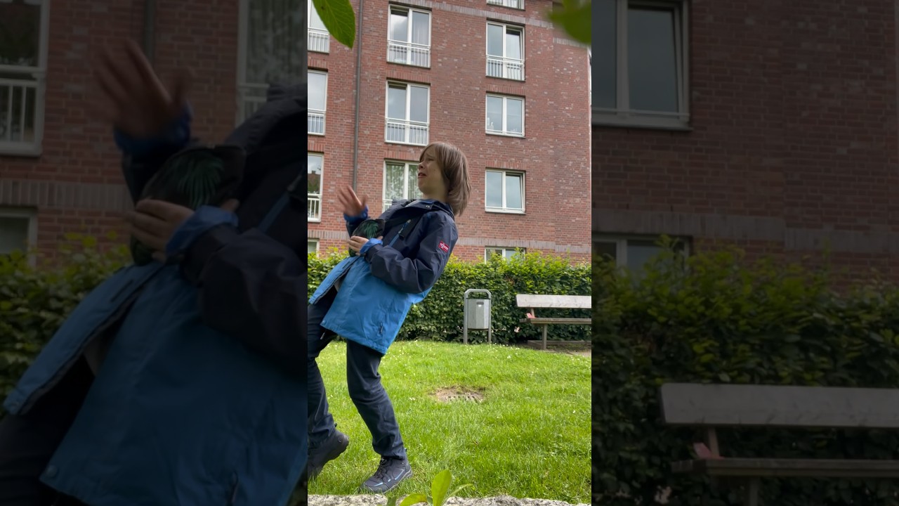 Typisch Eltern wenn ihre Kinder in der Schaukel stecken geblieben sind