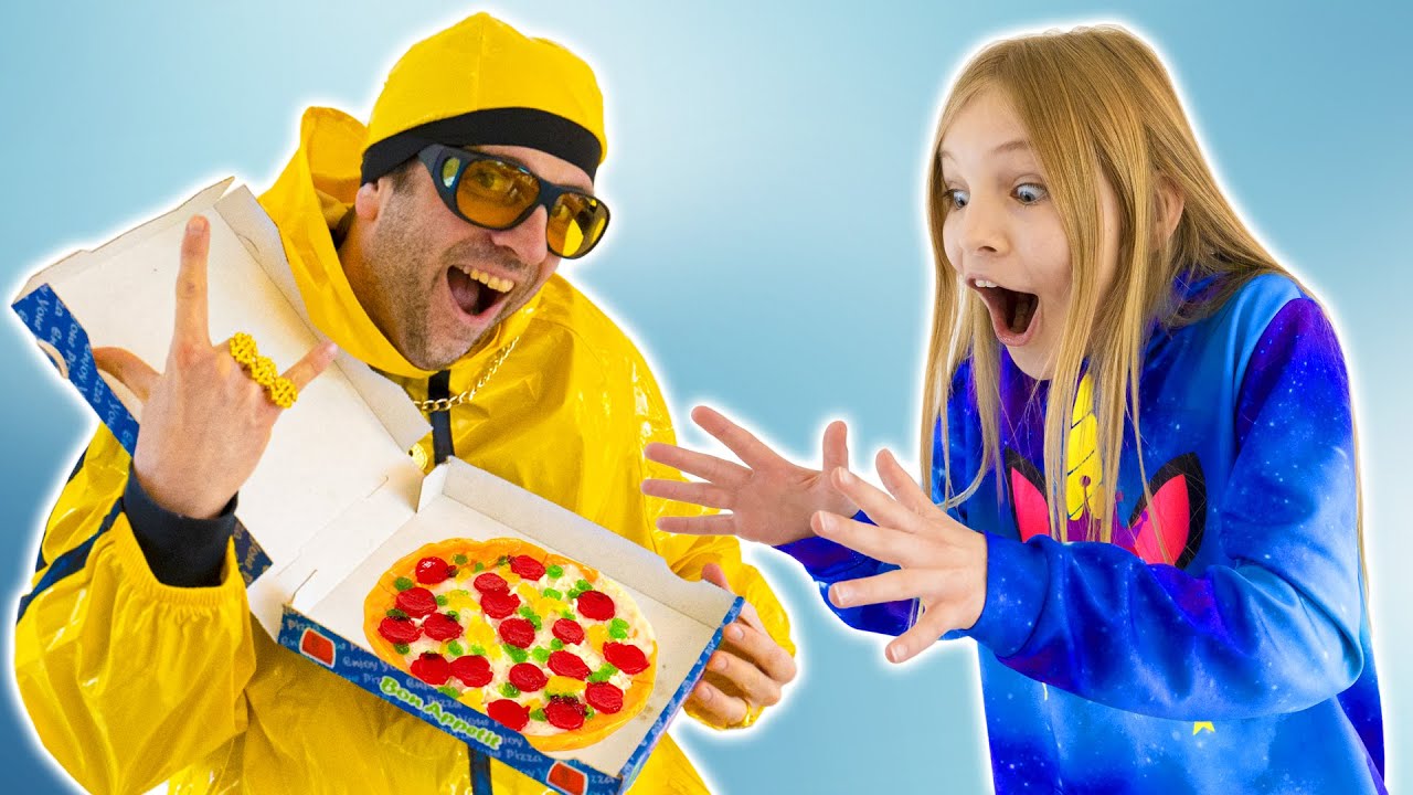 Amelia and Avelina play with gummy food - dad dresses up funny