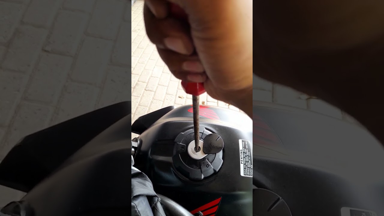 membuka tutup tanki bensin cb verza 150cc yang macet