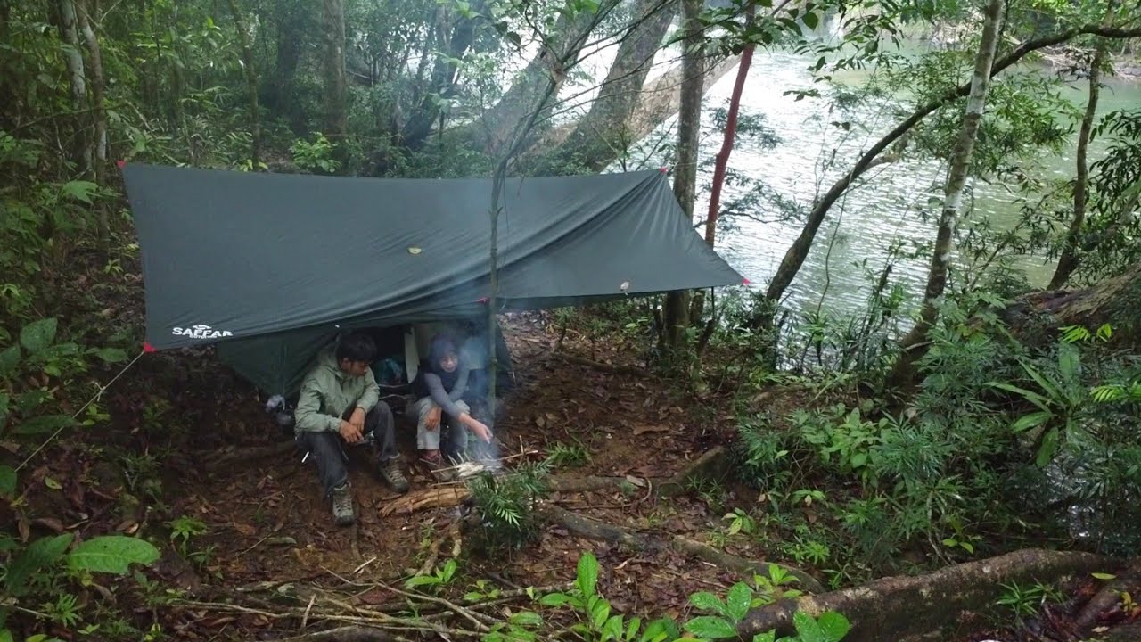 Camping bersama istri di hutan kalimantan mancing di sungai ikan melimpah