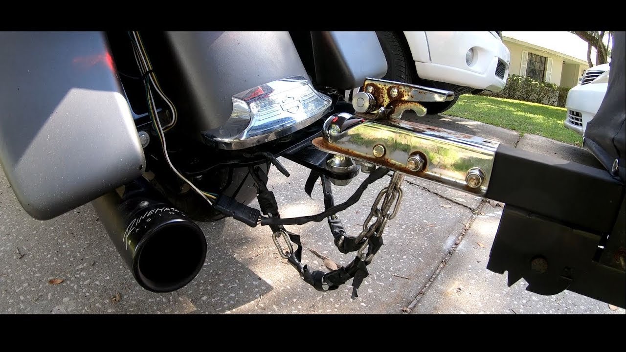 Installing Trailer Hitch 2017 Harley Road Glide Texas/Oklahoma Trip Part 1