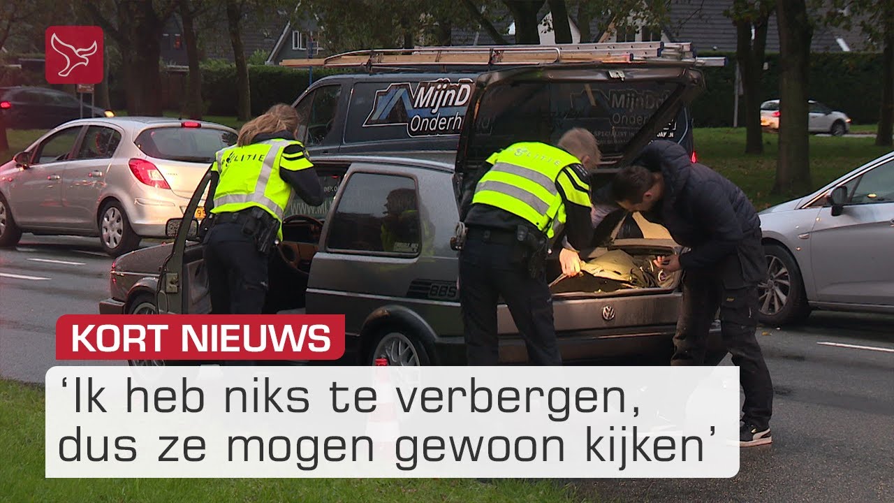 Massale politiecontrole, auto's worden binnenstebuiten gekeerd | Omroep Flevoland