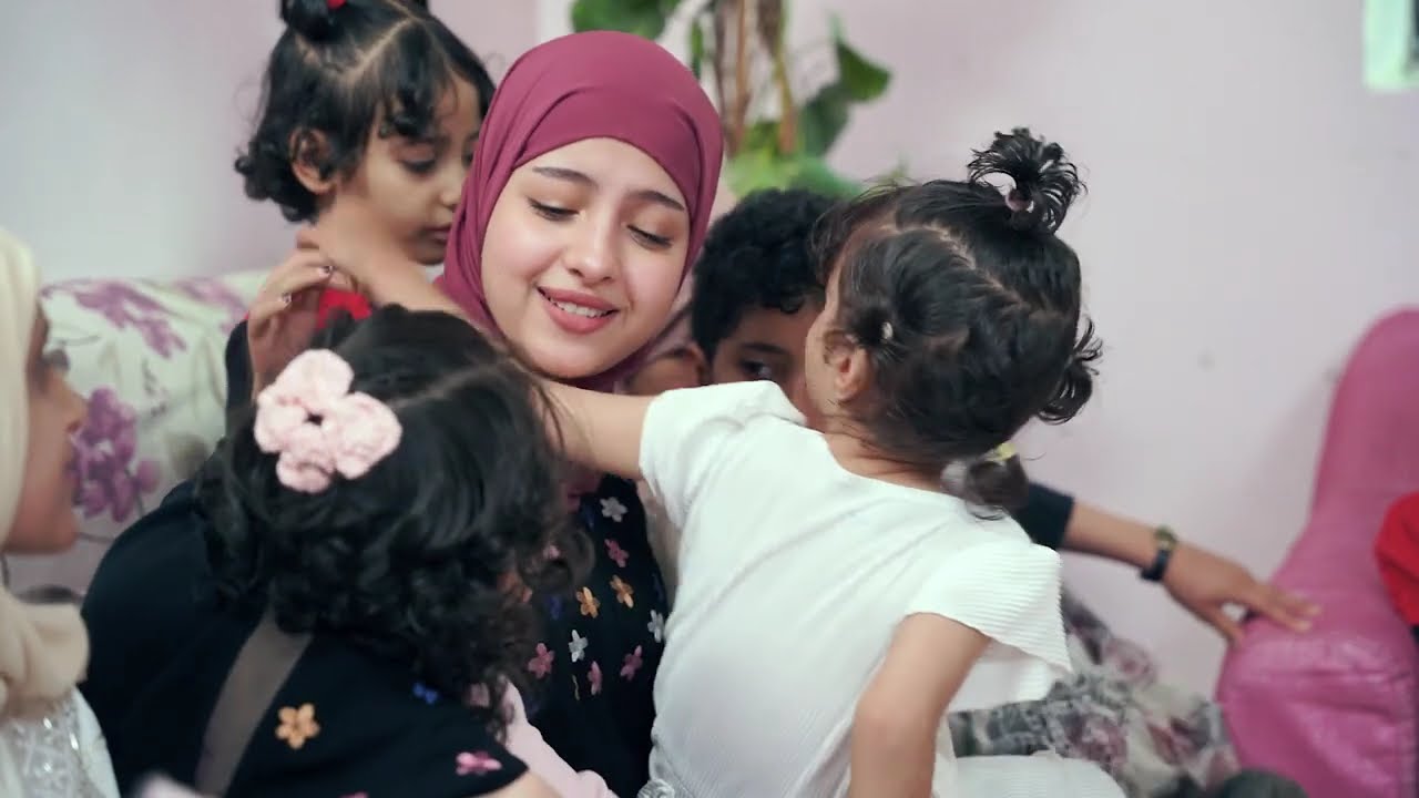 ماريا قحطان تتبرع بقيمة اسطوانات اكسجين اثناء زيارتها لمرضى السرطان بمستشفى الأمل .