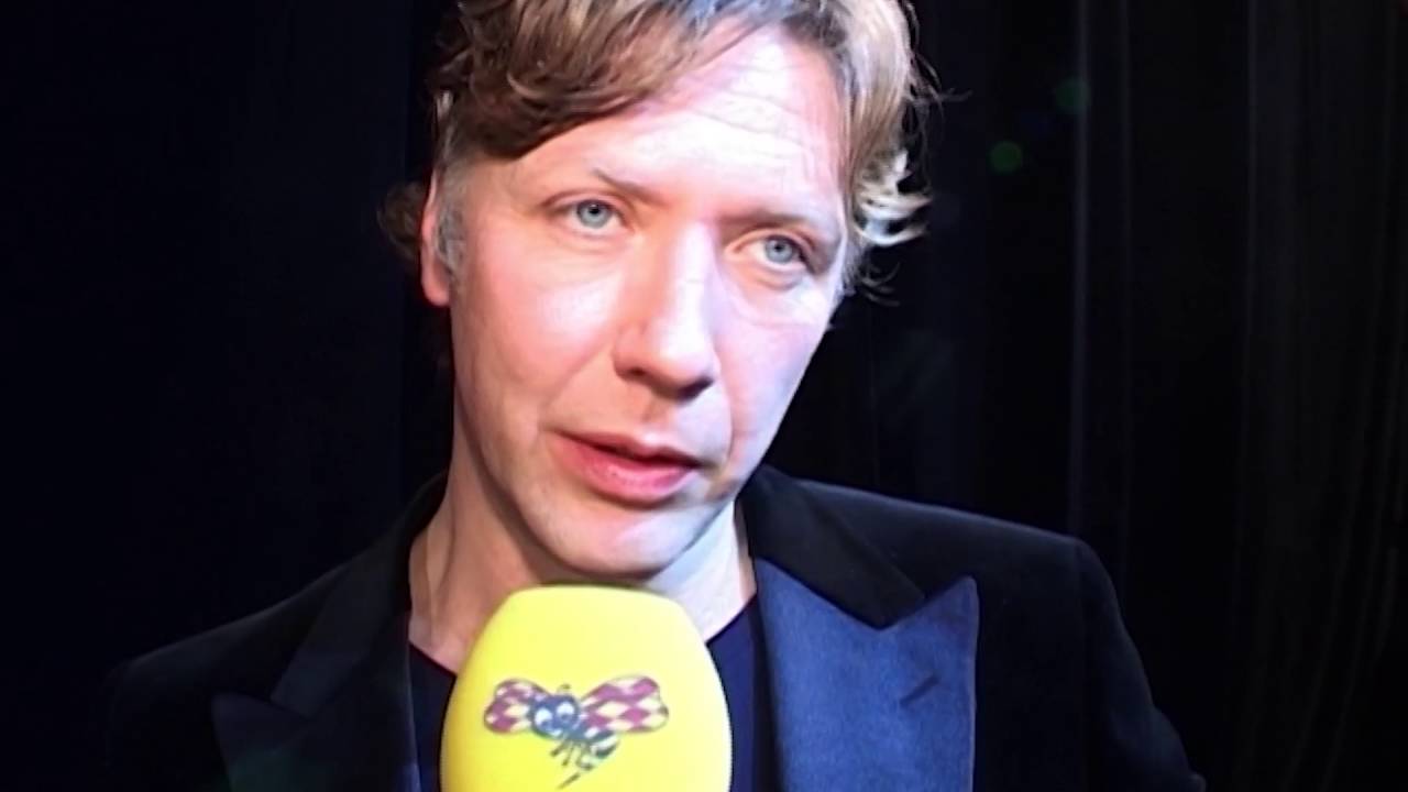 Här visar Persbrandt upp nya miljonvillan