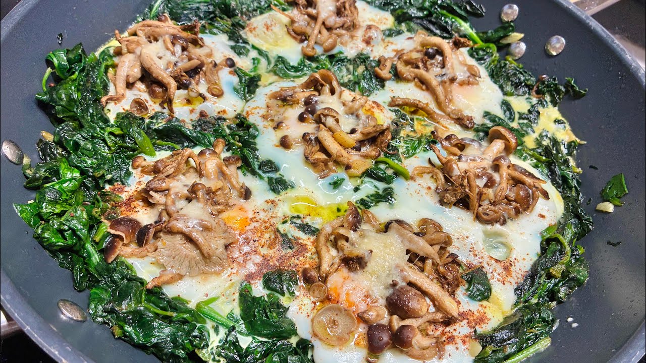 Nidi con uova e funghi
