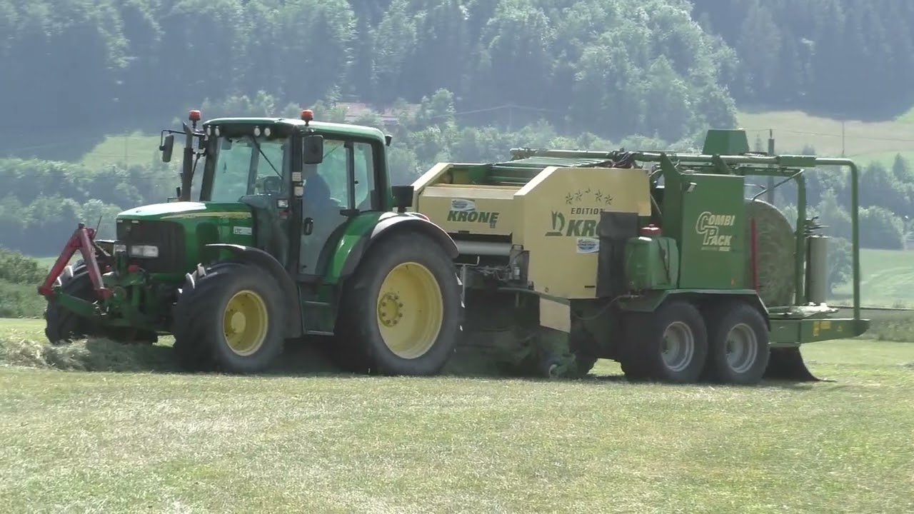 Silage Ernte zweiter Schnitt in den Voralpen in Oberösterreich Heu Pressen mit Krone Rundballen Pres