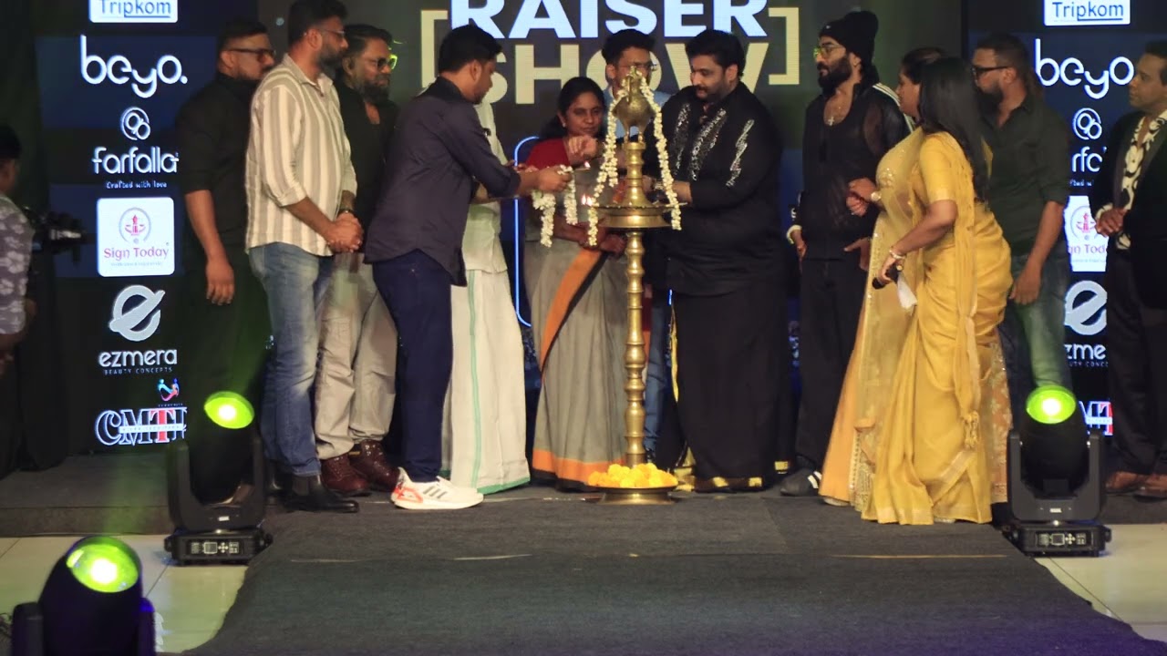 ശീമാട്ടിയിൽ ഫാഷൻ ഷോ കൊച്ചി മെയർ ഉത്ഘാടനം ചെയ്തപ്പോൾ 