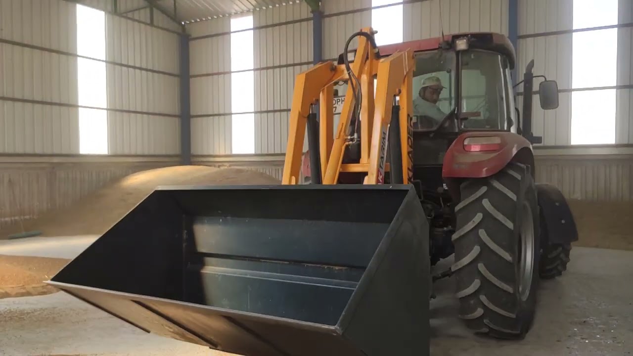 Asistan kepçe ile buğday yükleme 1 kova 800 kg Case jx75c traktörün önü kalkıyor