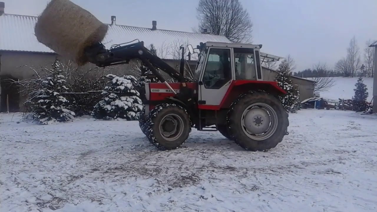 Układanie baloty słomy Zima Z Massey Ferguson 690