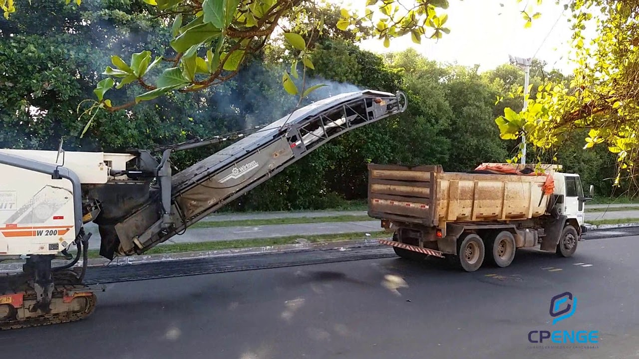 Fresadora de asfalto em operação