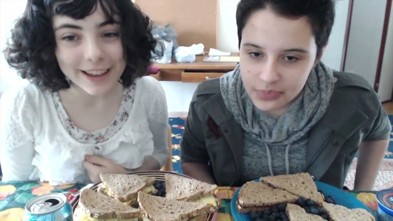 Threemilkt and Elle eating together