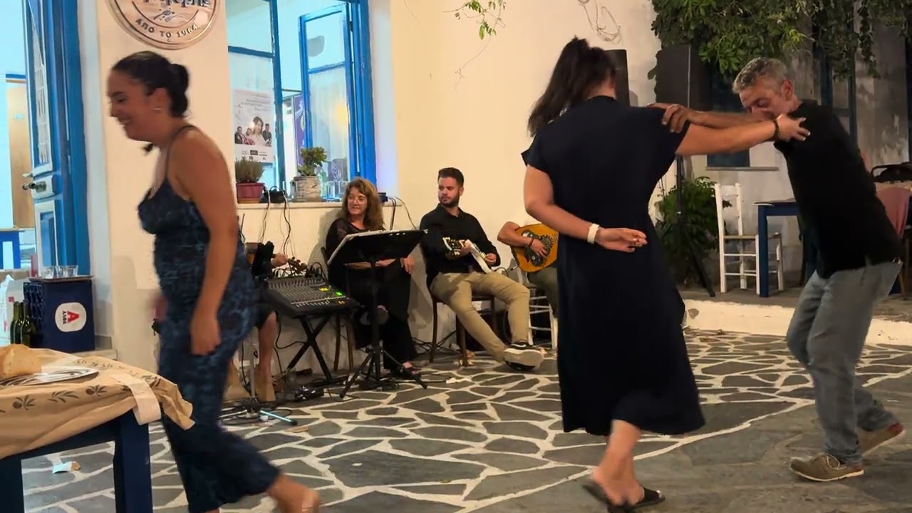ΚΟΥΡΟΥΝΟΧΩΡΙ: Ο ΜΙΚΡΟΣ ΑΝΑΡΓΥΡΟΣ ΠΑΙΖΕΙ ΒΙΟΛΙ ΚΑΙ ΤΡΑΓΟΥΔΑΕΙ ΑΓΑΠΗΜΕΝΑ ΝΗΣΙΩΤΙΚΑ ΤΡΑΓΟΥΔΙΑ ΝΑΞΟΣ