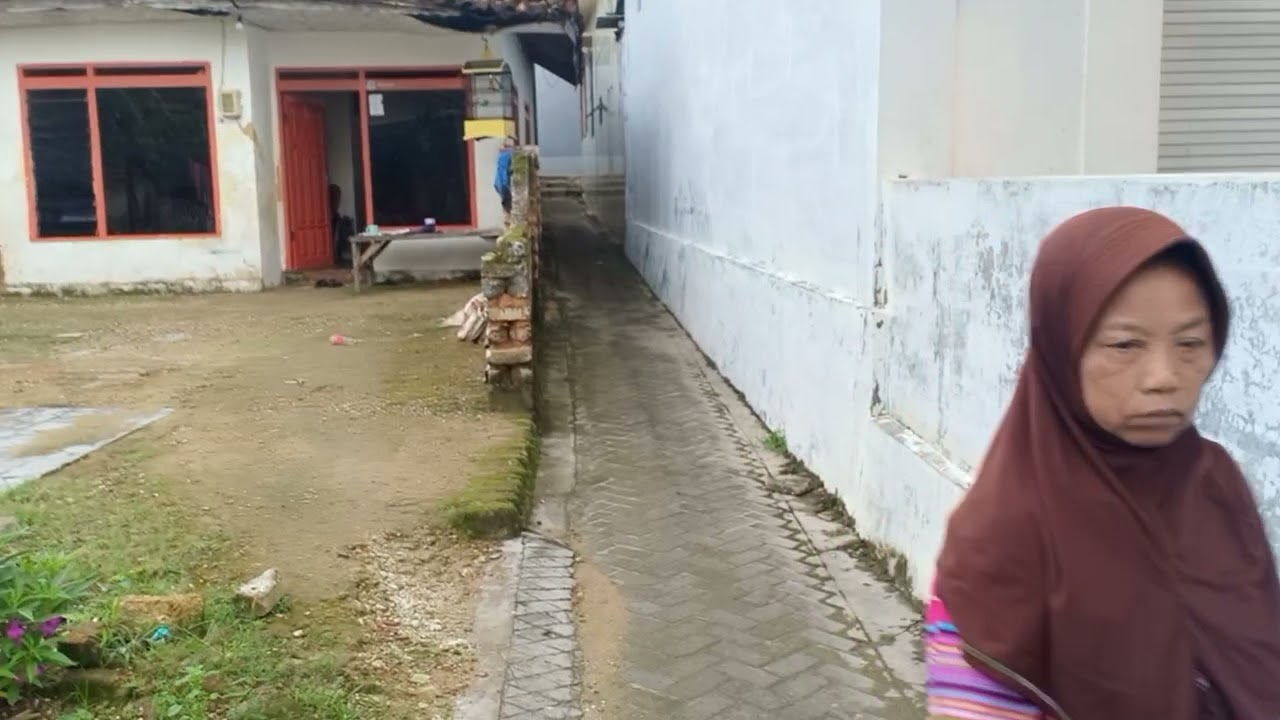 harus melewati gang sempit utk menuju ruma almarhum imam s arifin.