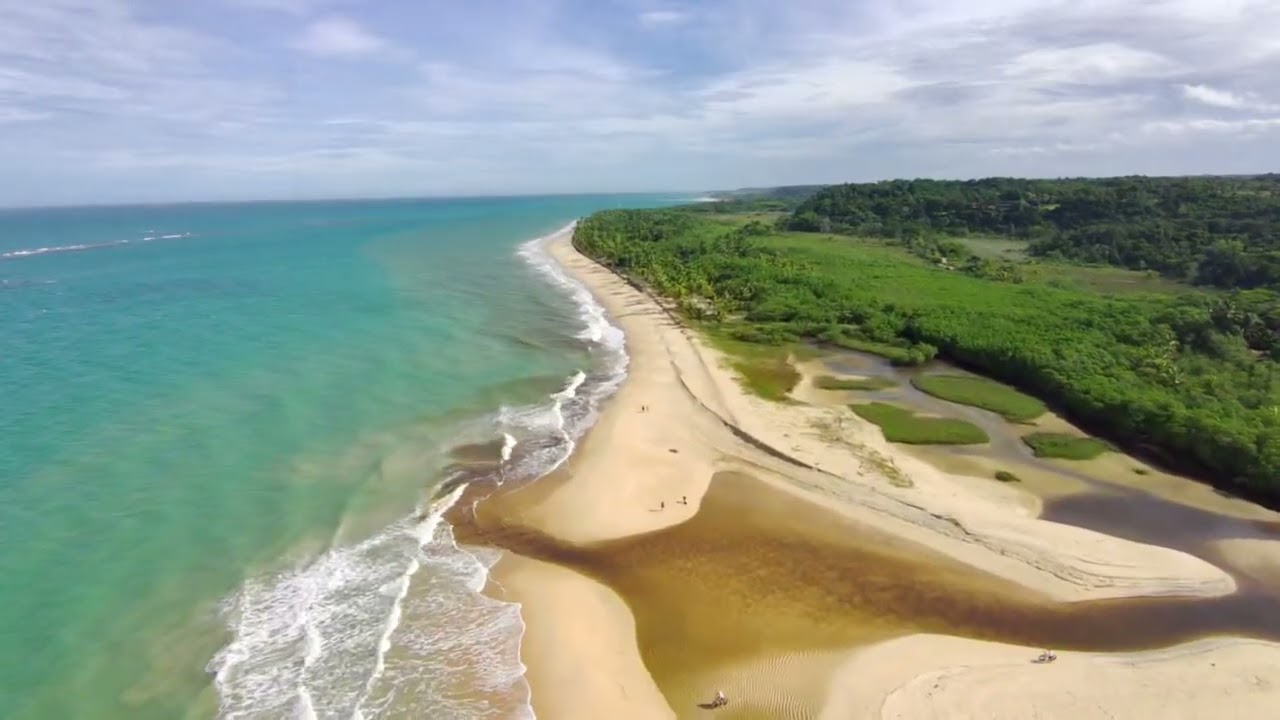 Praia do Rio da Barra em Trancoso, distrito de Porto Seguro. 