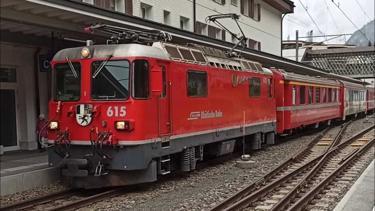 Arosa Bahn in Arosa (Schweiz), Ankunft aus und Abfahrt nach Chur