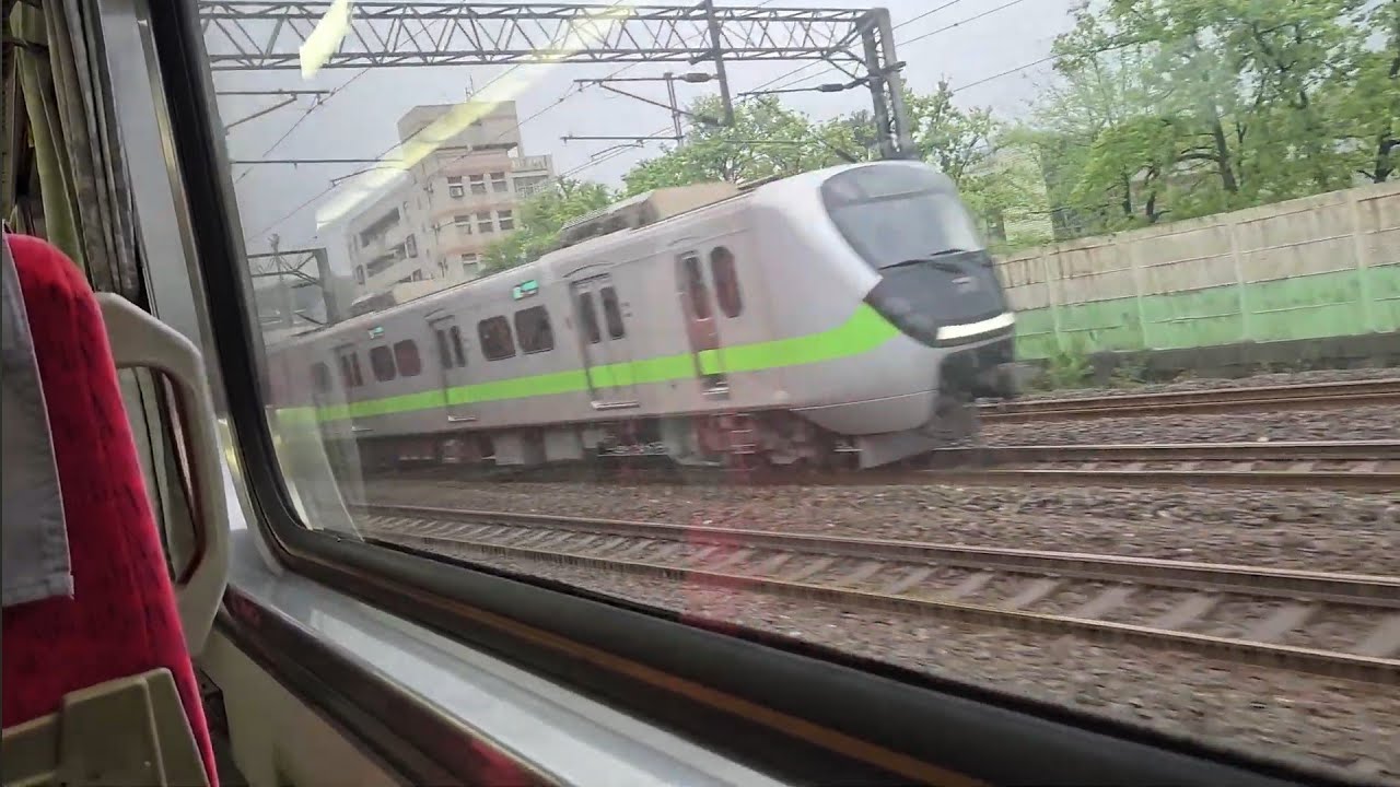 4113次蘇澳發車經由宜蘭線開往樹林的EMU816+EMU815微笑號區間車，和272次苗栗發車經由山線開往花蓮的PPE1028單電豬PP電頭+十二節PP車廂+PPE1003單電豬PP電頭PP自強號