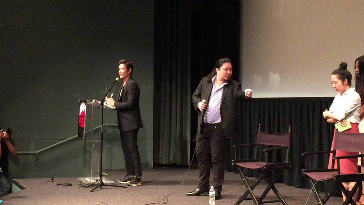 Lee Byung-hun accepting Star Asia Award at NYAFF