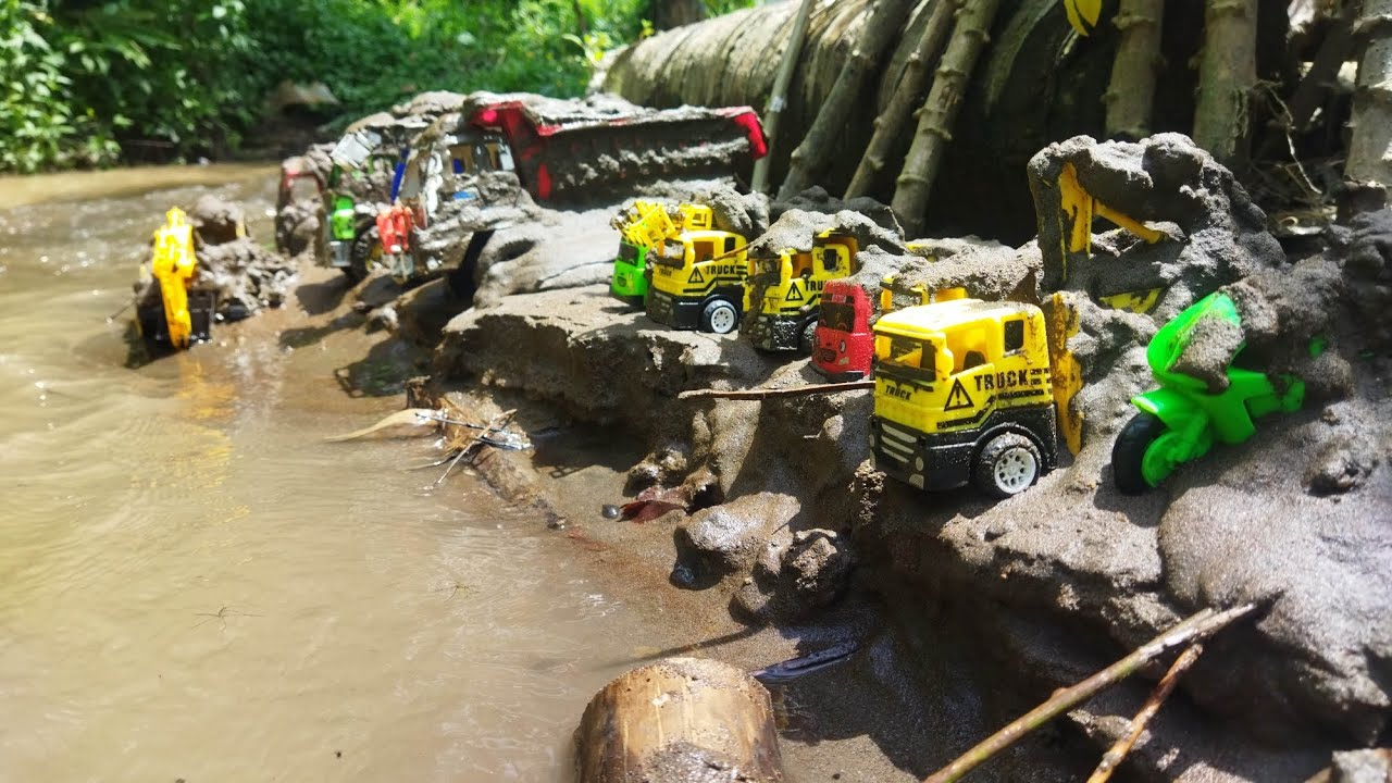 menemukan mainan mobil-mobilan berlumpur di pinggir sungai,mobil crane,mobil bus tayo,mainan keren