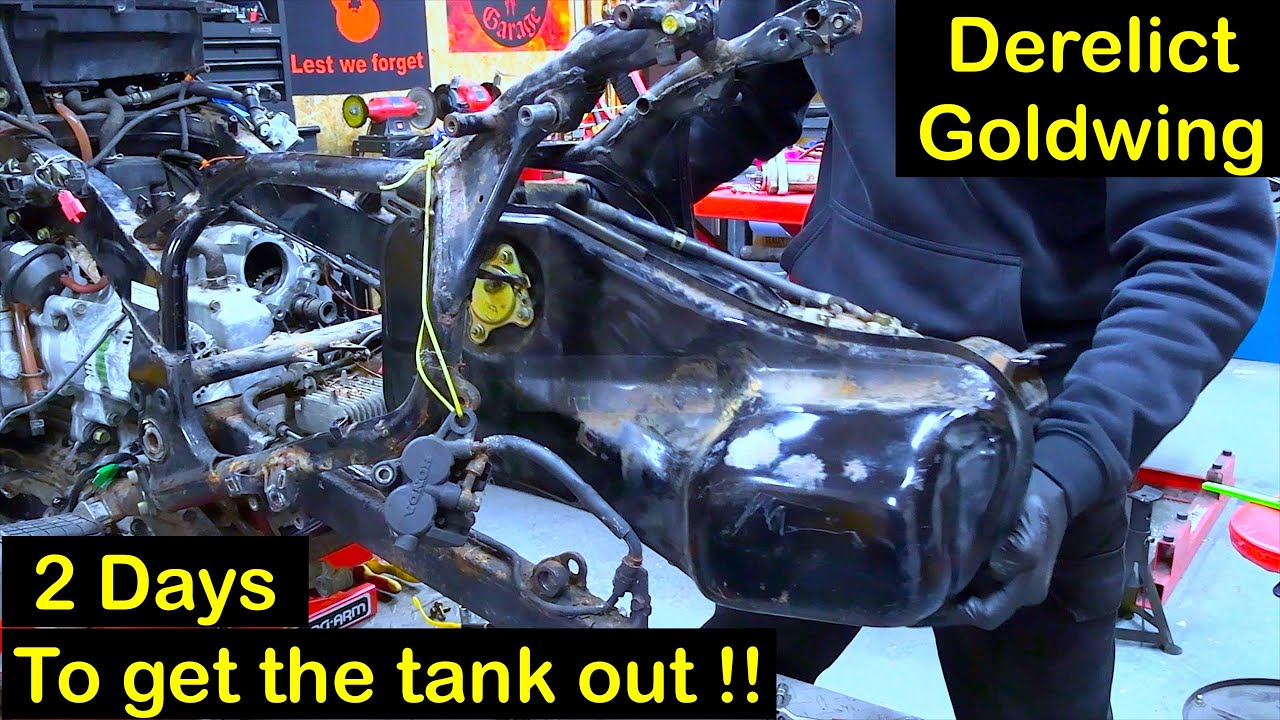 Заброшенный проект Goldwing:-День 23, Два дня на то, чтобы снять топливный бак..!!