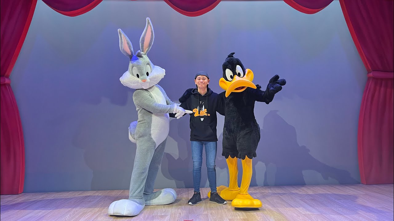 Встречайте шоу Bugs and Daffy в Warner Bros. World в Абу-Даби, ОАЭ, 2023