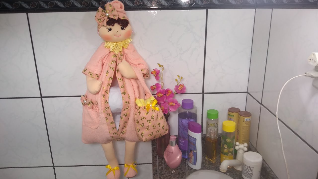 BONECA PORTA PAPEL HIGIÊNICO DE PAREDE COM SACOLINHA UTILITÁRIA.