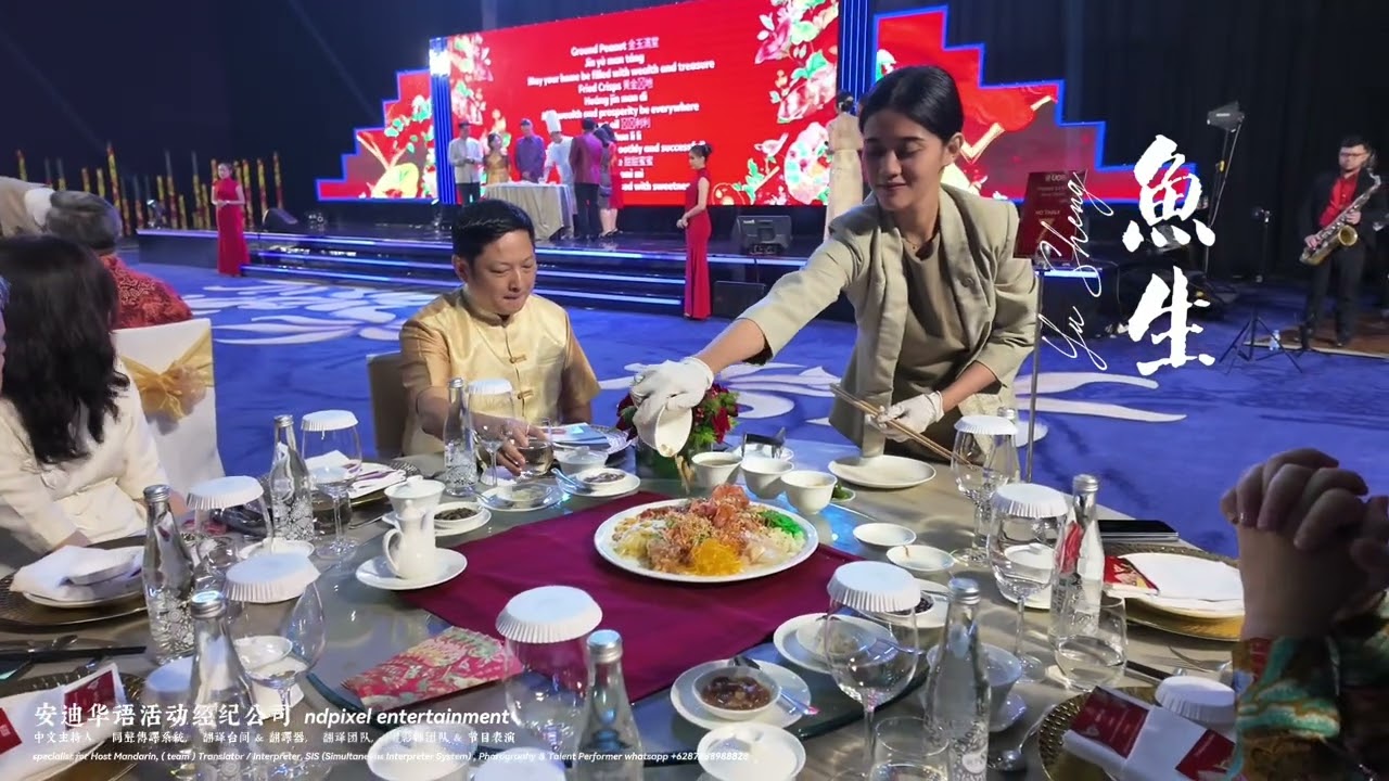 MC mamandu yusheng di acara malam imlek 