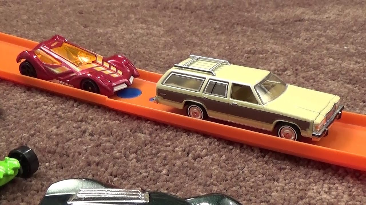 Racing the Greenlight Ford LTD Wagon VS Hot Wheels Sinistra!