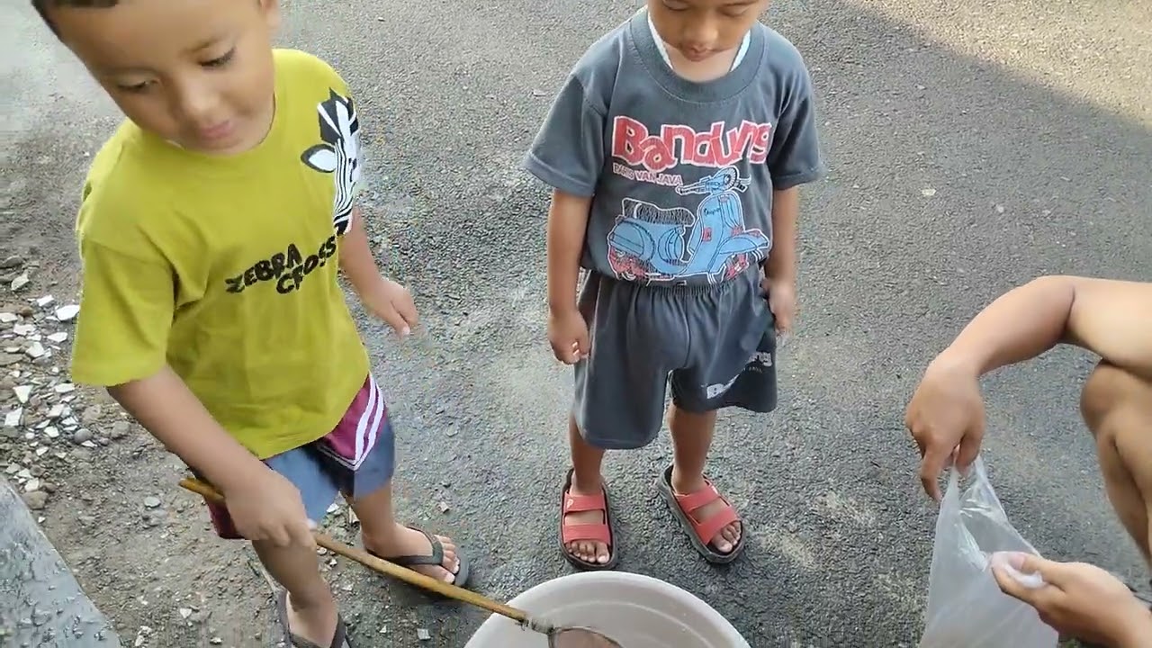 Kegiatan bermain bersama ikan
