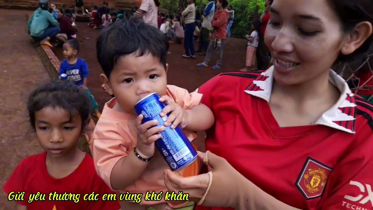 Gửi tặng yêu thương tới các em làng Quen Rai, Chứ Prong. 
