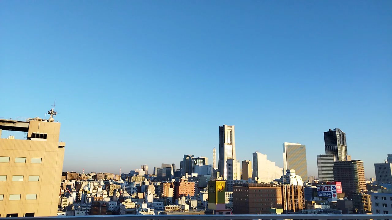 【タイムラプス】雲ひとつない快晴の冬の早朝、ランドマークタワーの遠景 2025年1月下旬(3)