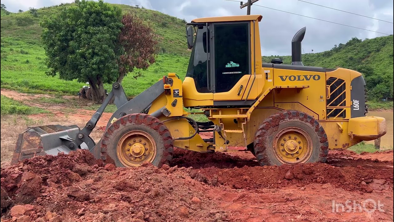 pa carregadeira volvo l60F melhorando saída do aterro
