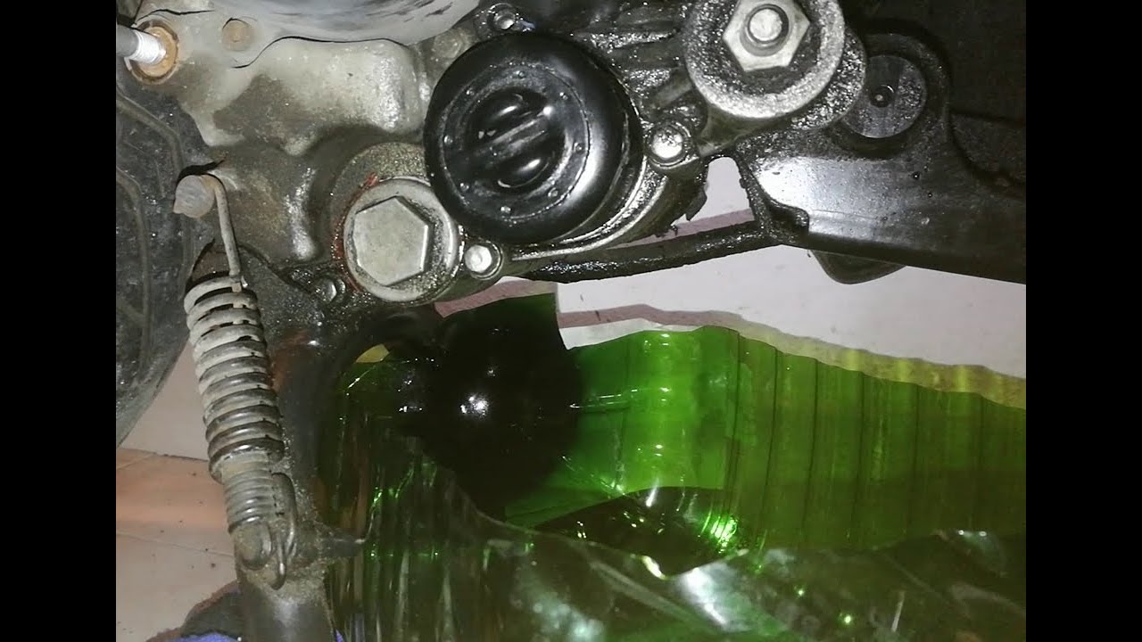 cambio olio motore e controllo olio della trasmissione su Liberty 125