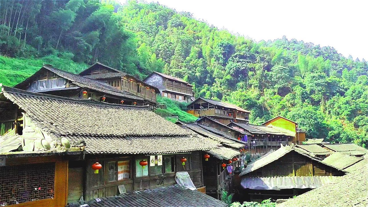 Прекрасный музей самобытной культуры яо, окутанный нетронутой растительностью