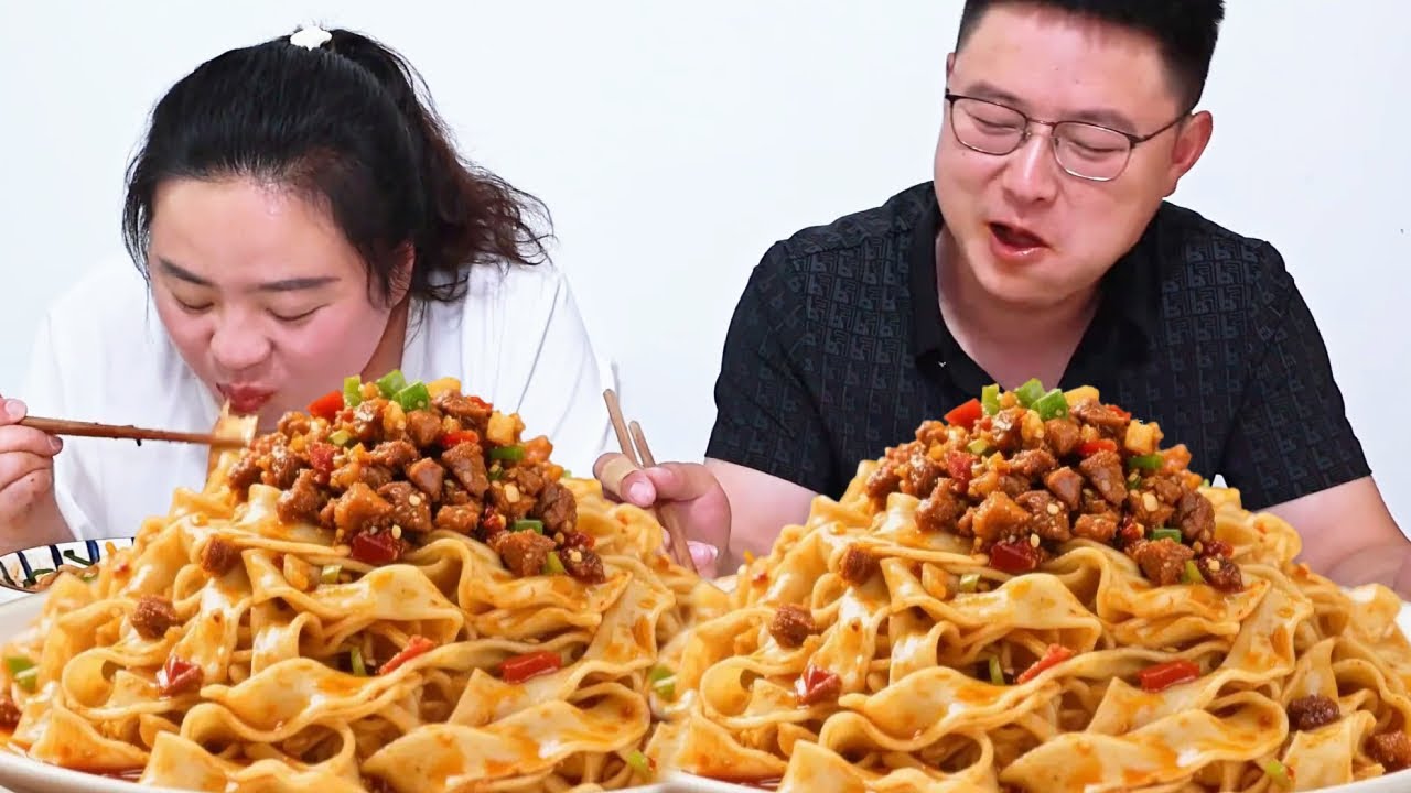 亮亮想吃面条，丹丹做大碗肉臊子拌面，香辣劲道可吃美了！【胖手手丹丹】